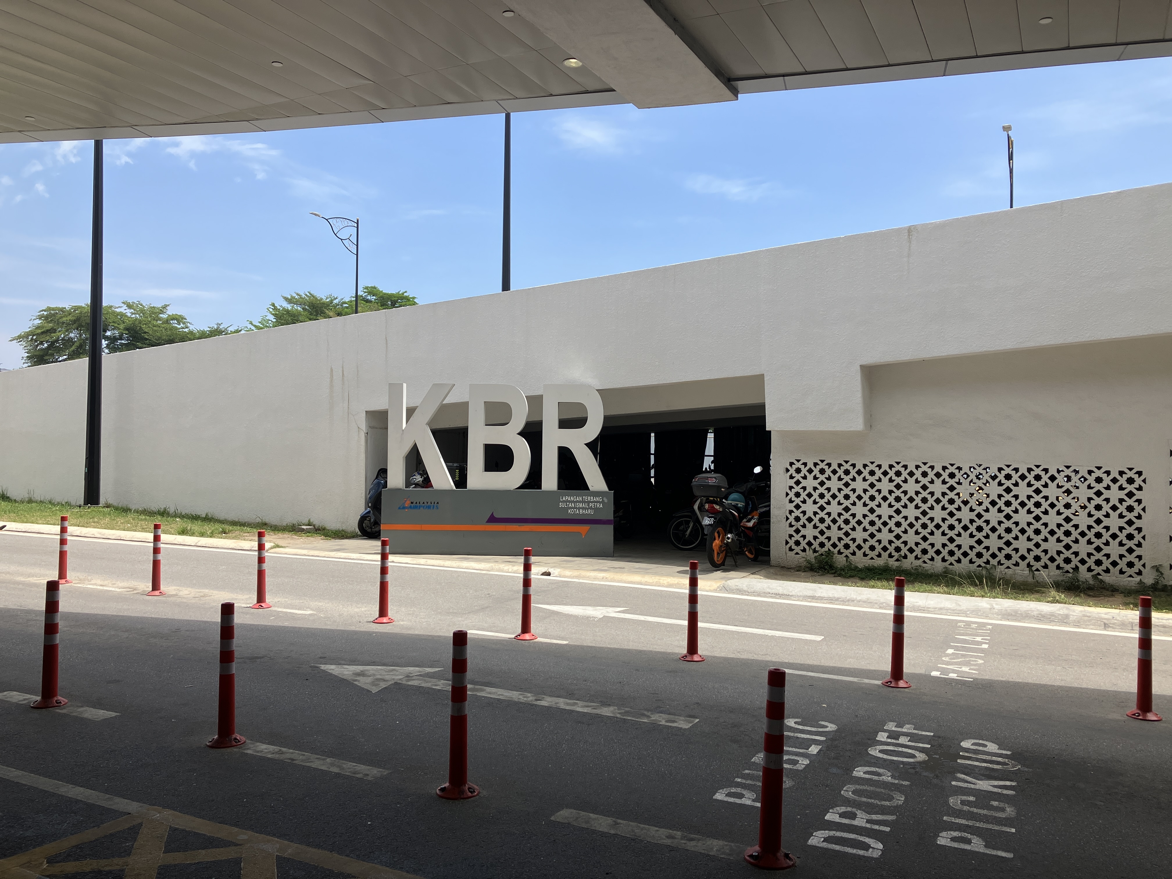 マレーシア東海岸に位置するクランタン州の州都コタバルに弾丸出張。<br />
We're on a quick business trip to Kota Bharu, the capital of Kelantan state, located on the east coast of Malaysia.<br />
Regardless of the distance, we hope to be of service to you quickly.